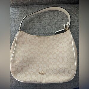 Coach Zip Shoulder Bag In Signature Jacquard D1823-F29959 - Chalk